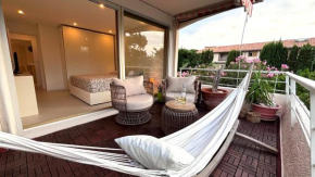 LES VOILES Ocean view 4 people, Center St Tropez with pool and parking